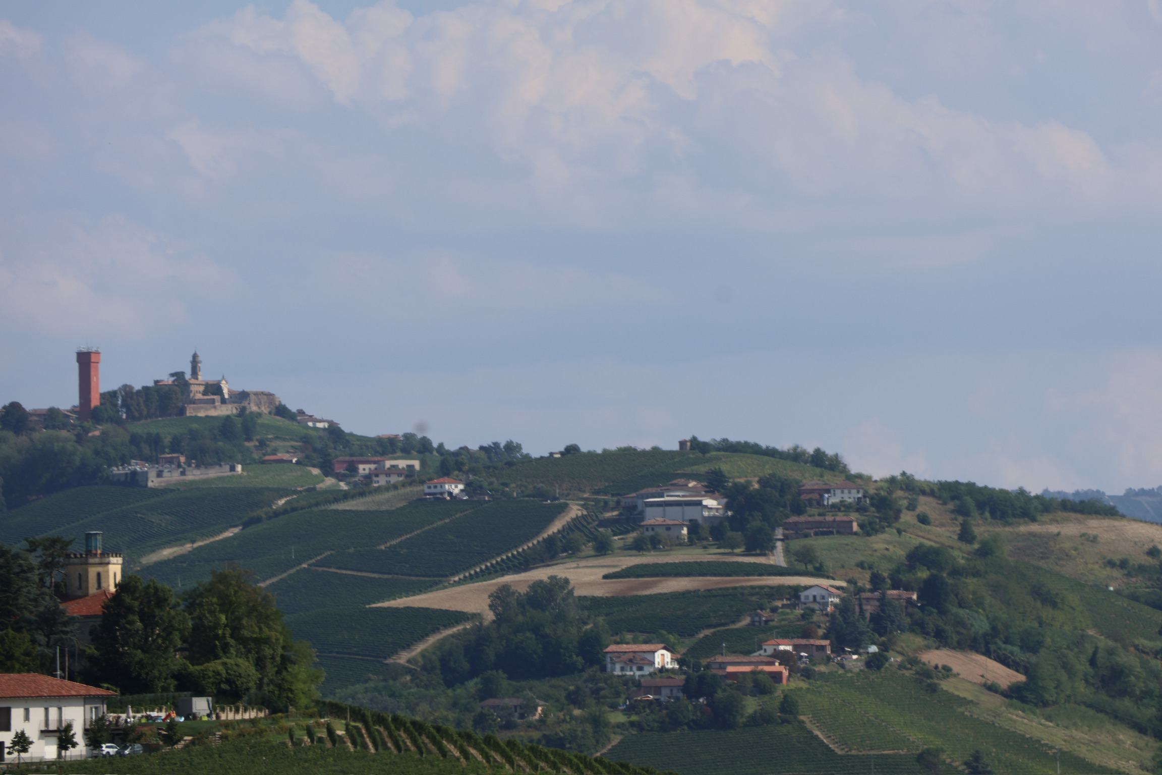 Piëmontese heuvels met toren